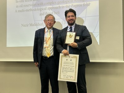 地球資源システム分野の修了生Nazir Mafakheri Bashmaghさんが、岩の力学連合会2025年度の「博士論文賞」を受賞しました